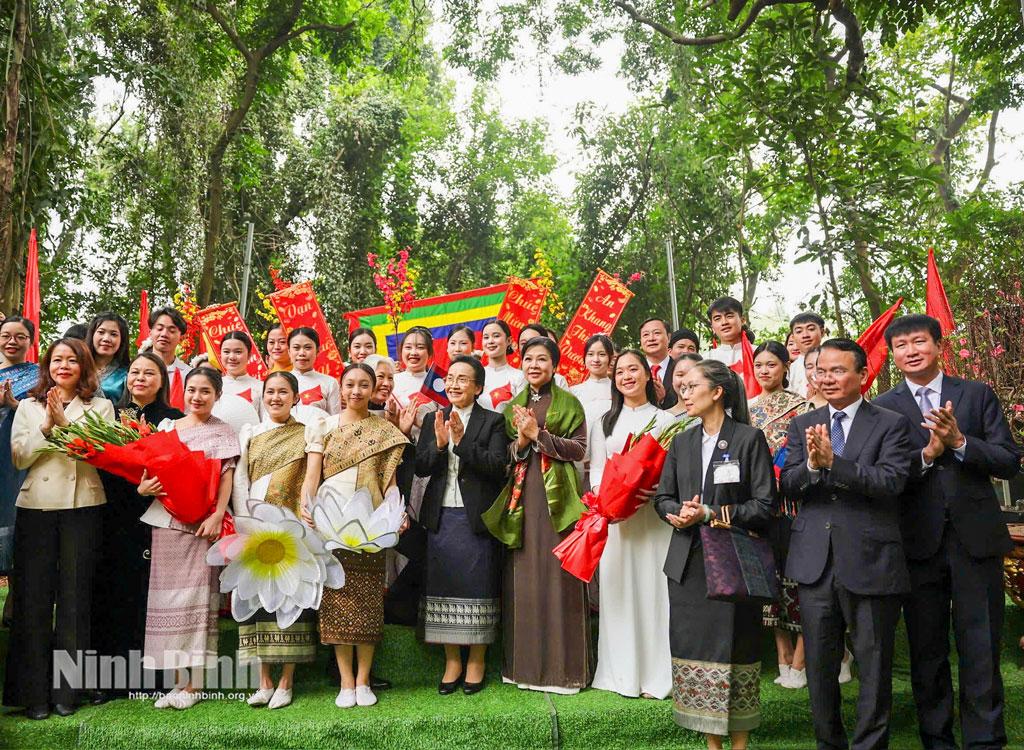 Ngo Phuong Ly, spouse of the Vietnamese Party General Secretary, and visiting Naly Sisoulith, spouse of the Lao Party General Secretary and President visit Laos students in Hoa Lu University.