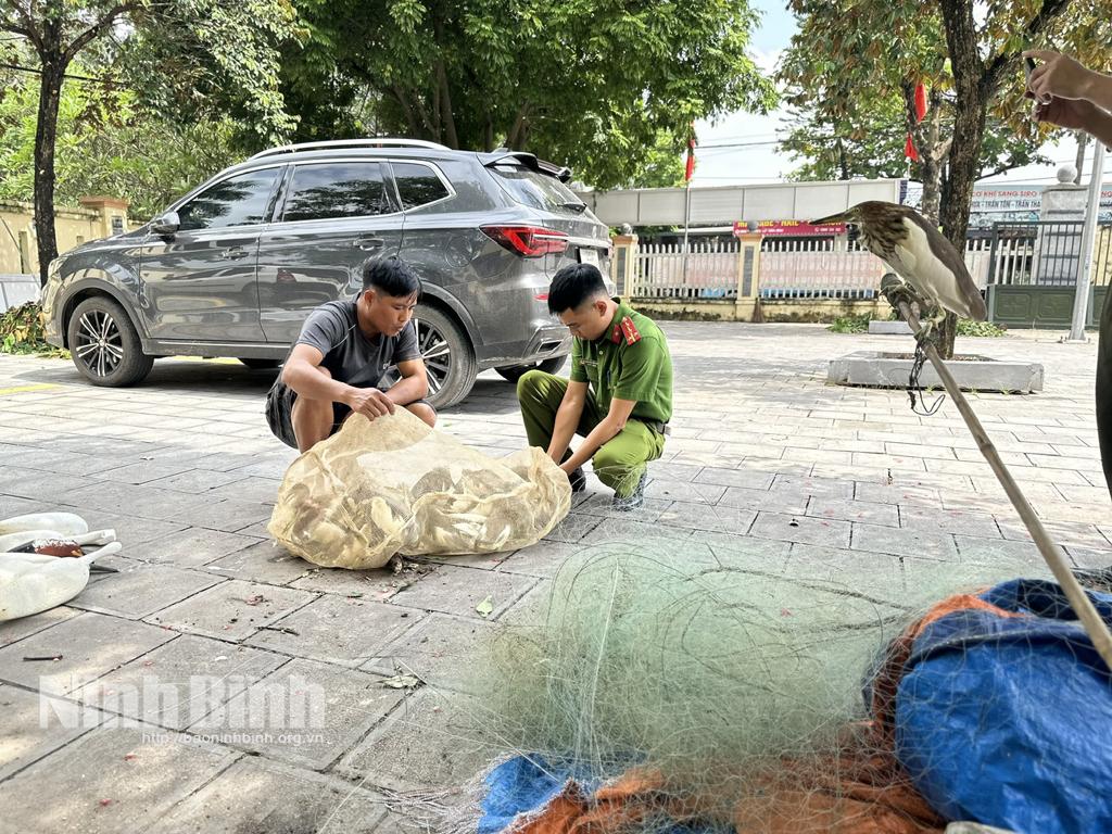 Police forces handle a case of poaching wild birds in the province.