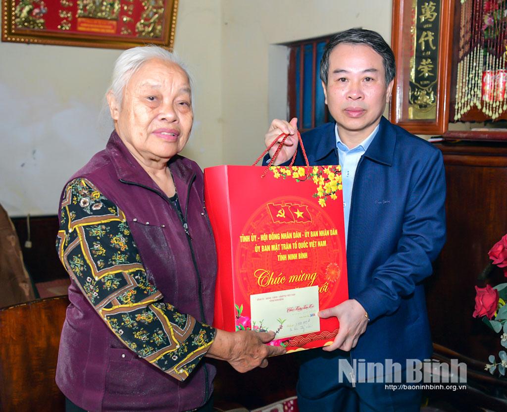 Bui Hoang Hoa presents Tet gift to household Pham Thi Diu-wife of fallen martyr in Hamlet 9 Hoi Ninh in Chat Binh commune.