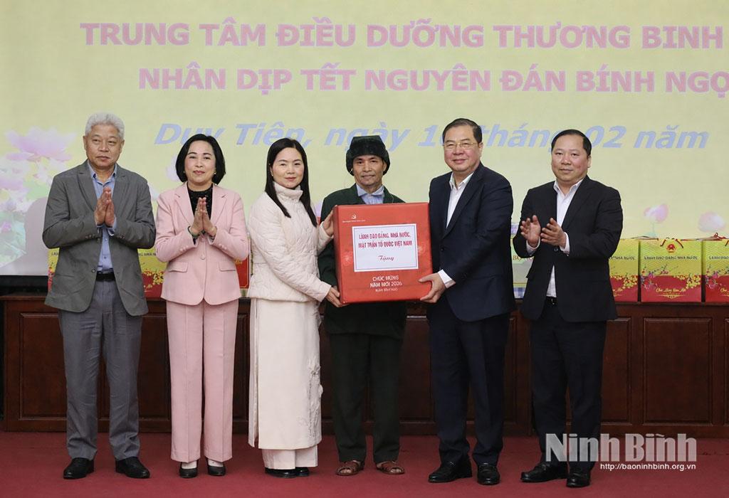 Chief of the Party Central Committee’s Office Pham Gia Tuc on February 10 visited and presented gifts to wounded and sick soldiers in Duy Tien Rehabilitation Centre in Duy Tien ward.