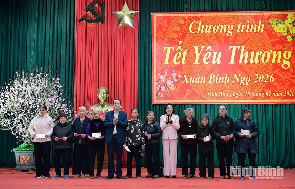 National Assembly Vice Chairwoman Nguyen Thi Thanh presents gifts to poor and disadvantaged households in Kim Son commune.