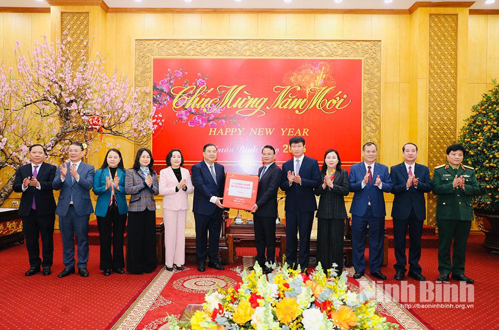 Chief of the Party Central Committee’s Office Pham Gia Tuc extends the Tet greetings to the Party Organisation, administration and people of Ninh Binh.