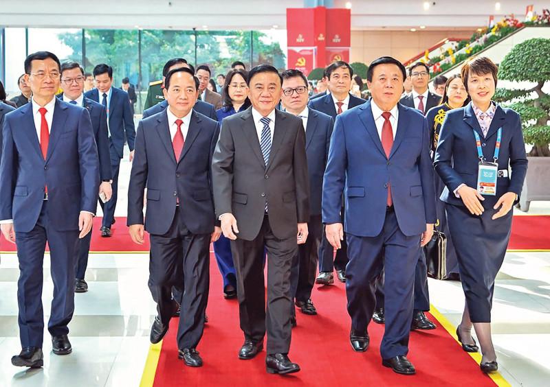 Permanent member of the Secretariat Tran Cam Tu and delegates attend the inauguration ceremony of the Press Centre and chair an international press conference on the 14th National Party Congress.