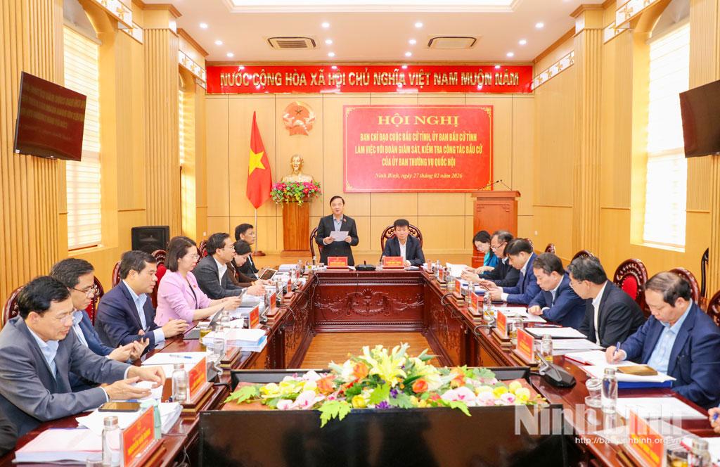 Vice Chairman of the National Assembly Nguyen Khac Dinh speaks at the meeting.