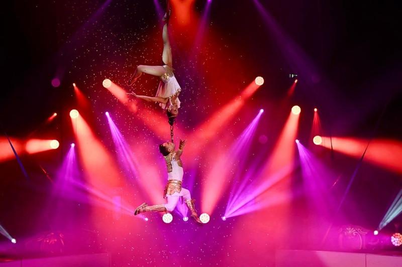 The act “Duo Love” by Meritorious Artists Thanh Tuan and Thu Huong (Photo: Viet Nam Circus Federation)