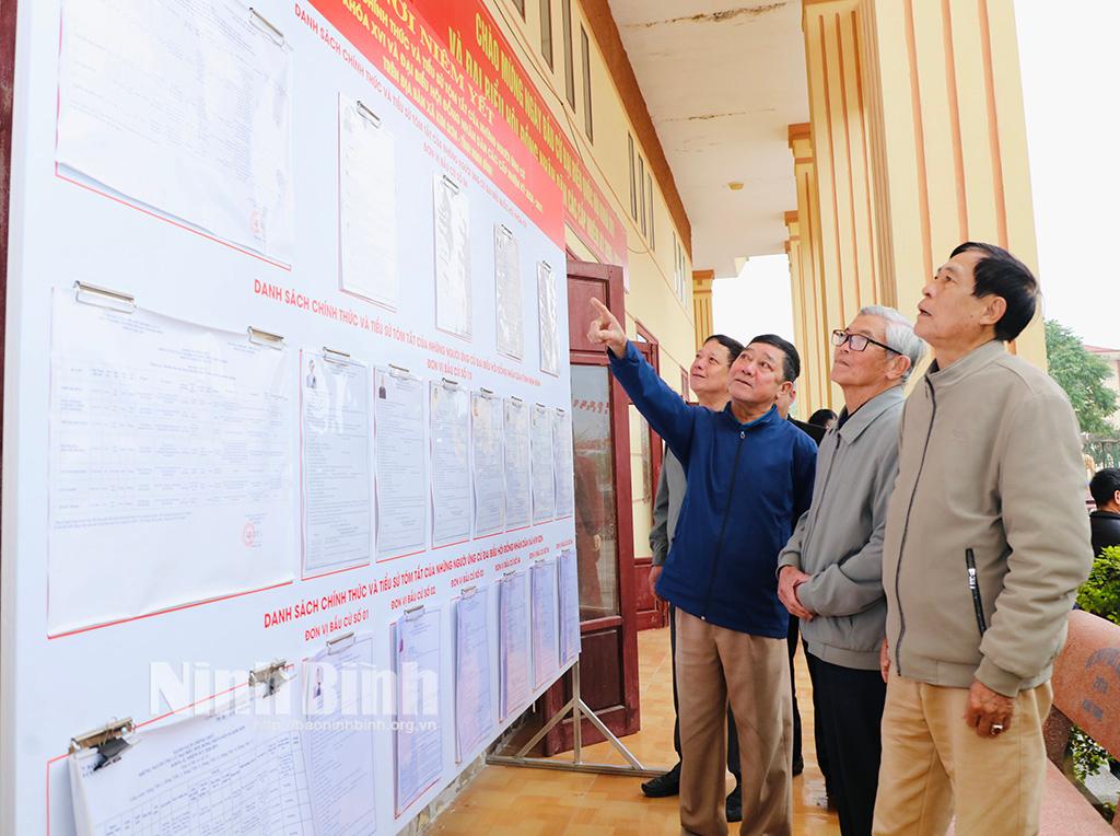 Voters study information of candidates to the 16th National Assembly and People’s Councils at all levels in the 2026-2031 tenure.