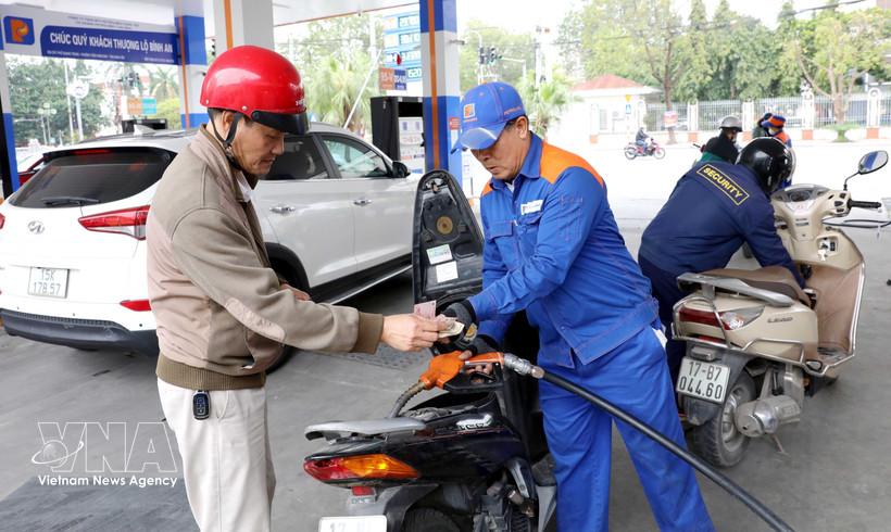 Customers buy petrol at a Petrolimex petrol station in Tran Hung Dao ward, Hung Yen province. (Photo: VNA)