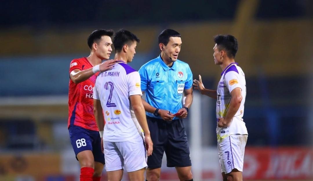 A South Korean refereeing team will officiate the highlight match of the V-League.
