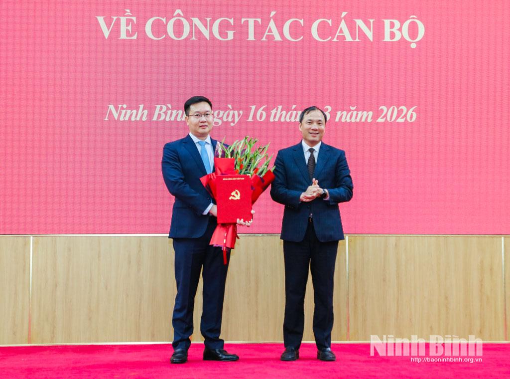 Hoang Trung Dung, Standing Vice Chairman of the Party Central Committee’s Organisation Commission, presented the Politburo's Decision and offered flowers to congratulate Tran Dang Quynh, Deputy Secretary of the Ninh Binh Provincial Party Committee.