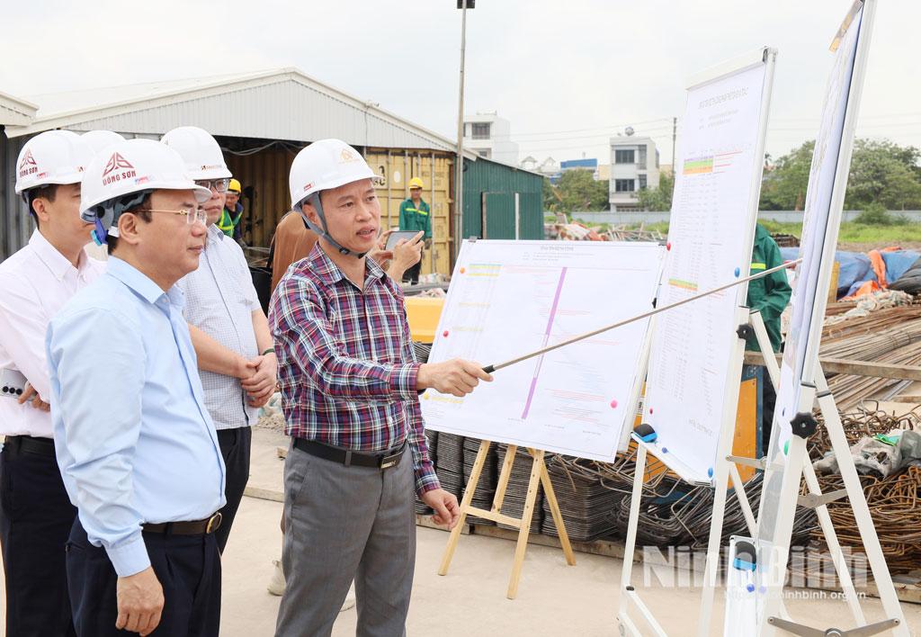 Deputy Minister of Construction Nguyen Van Sinh inspects construction at Bai Vien social housing project in Thanh Nam ward.