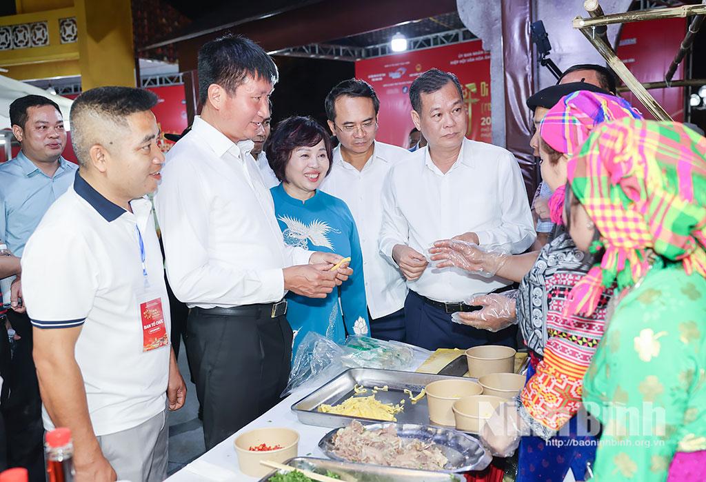 Provincial leaders attend the festival.