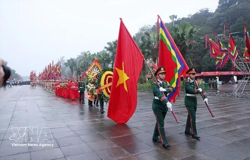 An incense-offering delegation sets off for Nghia Linh Mountain on the Hung Kings Commemoration Day in 2025. (Photo: VNA)