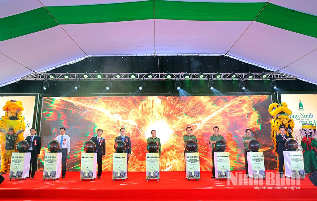 Delegates attend groundbreaking ceremony for the housing project for the People's Public Security Force in Hoa Lu ward of Ninh Binh province.