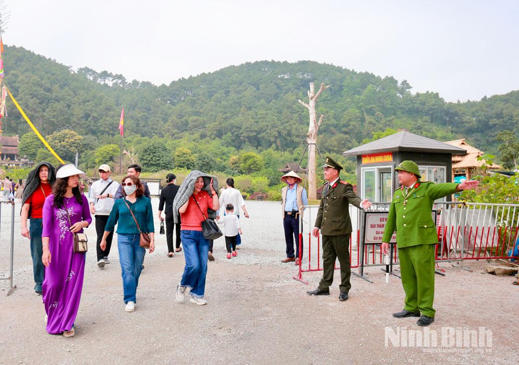 Polices forces ensure security and order at Dia Tang Phi Lai Tu pagoda in Thanh Binh commune.