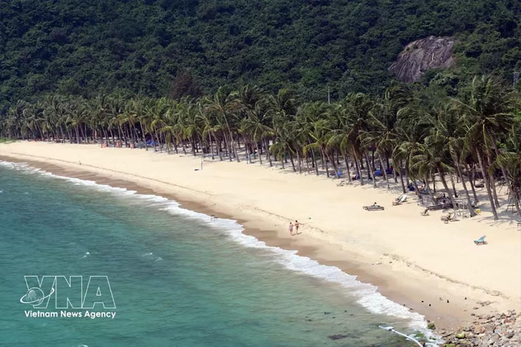 Pristine white-sand beach on Cu Lao Cham Island, Da Nang city, is a magnet for visitors. (Photo: VNA)