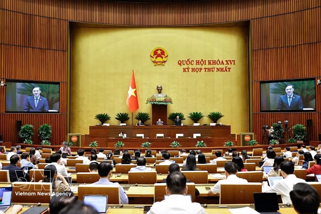 NA Vice Chairman Nguyen Khac Dinh speaks at the April 9 sitting during the 16th NA's first session (Photo: VNA)