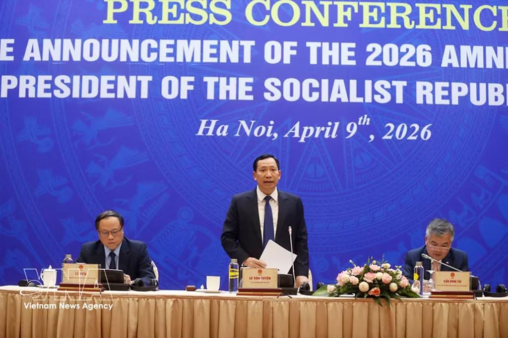 Deputy Minister of Public Security Senior Lieutenant General Le Van Tuyen (standing) speaks at the press conference on April 9. (Photo: VNA)