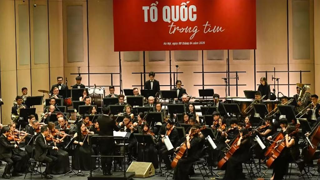The concert “To quoc trong tim” (Homeland in Our Hearts) is held at Ho Guom Opera House in Ha Noi on April 9 evening (Photo: VNA)