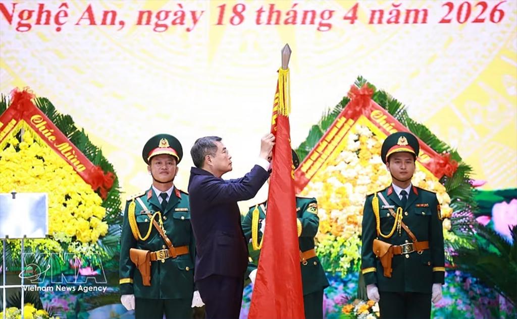 Prime Minister Le Minh Hung confers the “Hero of the People’s Armed Forces” title on Military Region 4 at the ceremony in Nghe An province on April 18. (Photo: VNA)