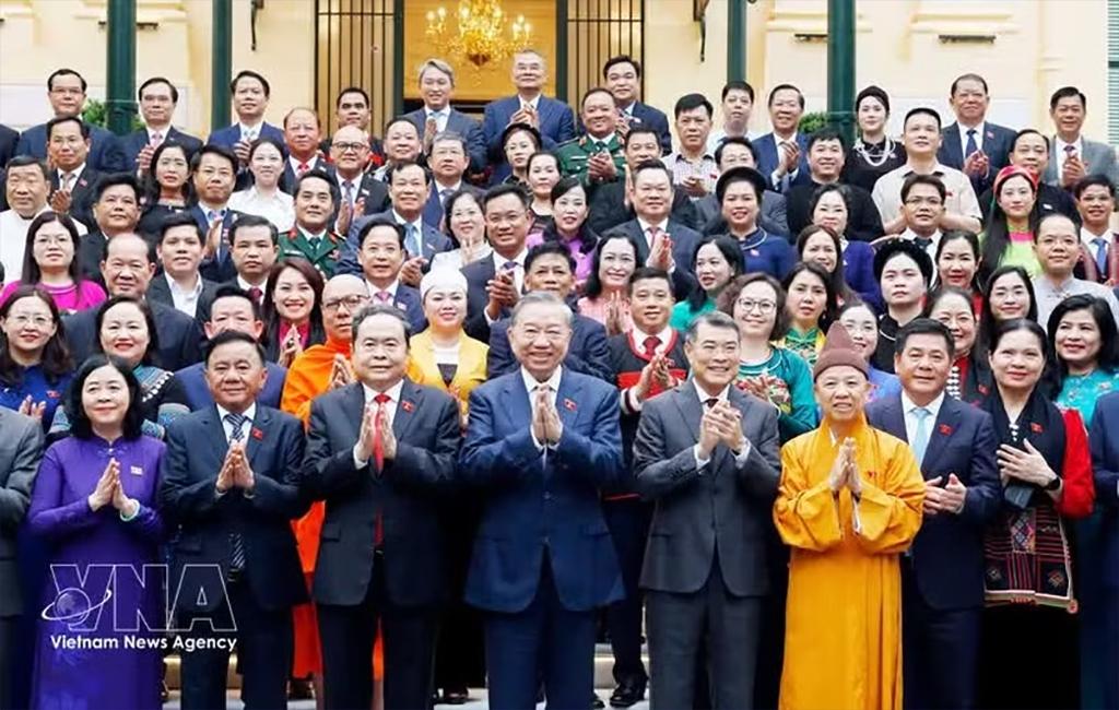 Party General Secretary and State President To Lam, other leaders and ethnic minority lawmakers of the 16th legislature at the meeting on April 20 (Photo: VNA)