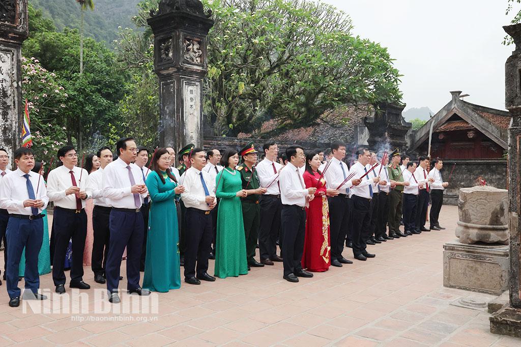 The delegation offers incense at King Dinh Tien Hoang temple of Hoa Lu ancient capital.