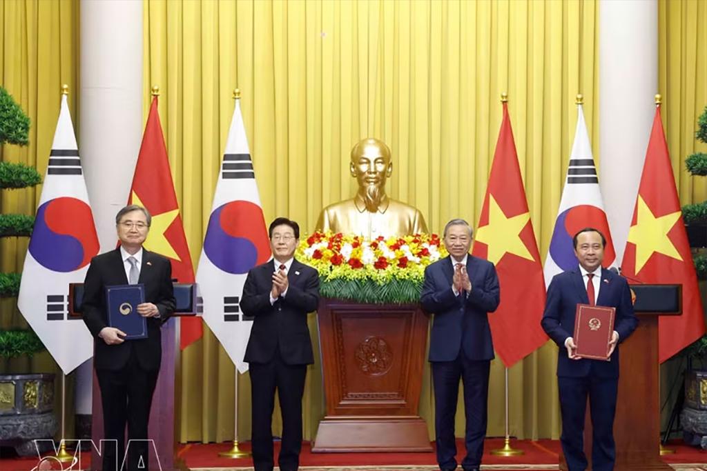 Party General Secretary and State President To Lam and President of the Republic of Korea Lee Jae Myung witness the handover of the Framework Master Plan for Vietnam RoK cooperation in science, technology and innovation between Vietnam’s Ministry of Science and Technology and the RoK’s Ministry of Science and ICT. (Photo: VNA)
