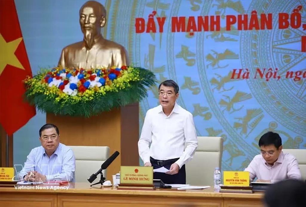 Prime Minister Le Minh Hung (centre) presides over the April 24 national conference on accelerating the allocation and disbursement of public investment capital in 2026. (Photo: VNA)