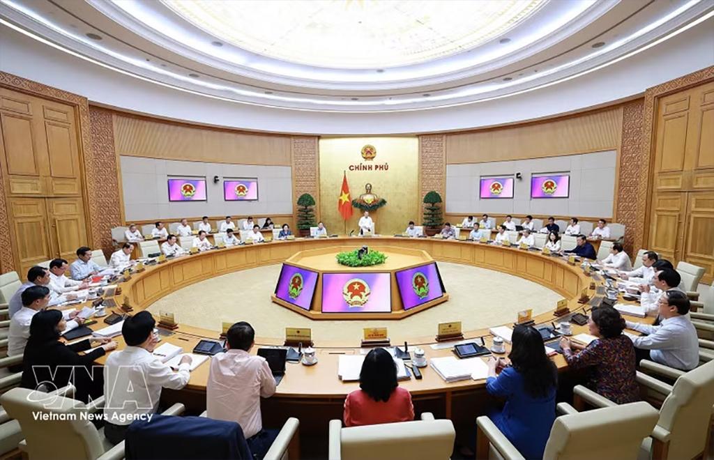 Prime Minister Le Minh Hung chairs the Government’s regular monthly meeting on May 4. (Photo: VNA)