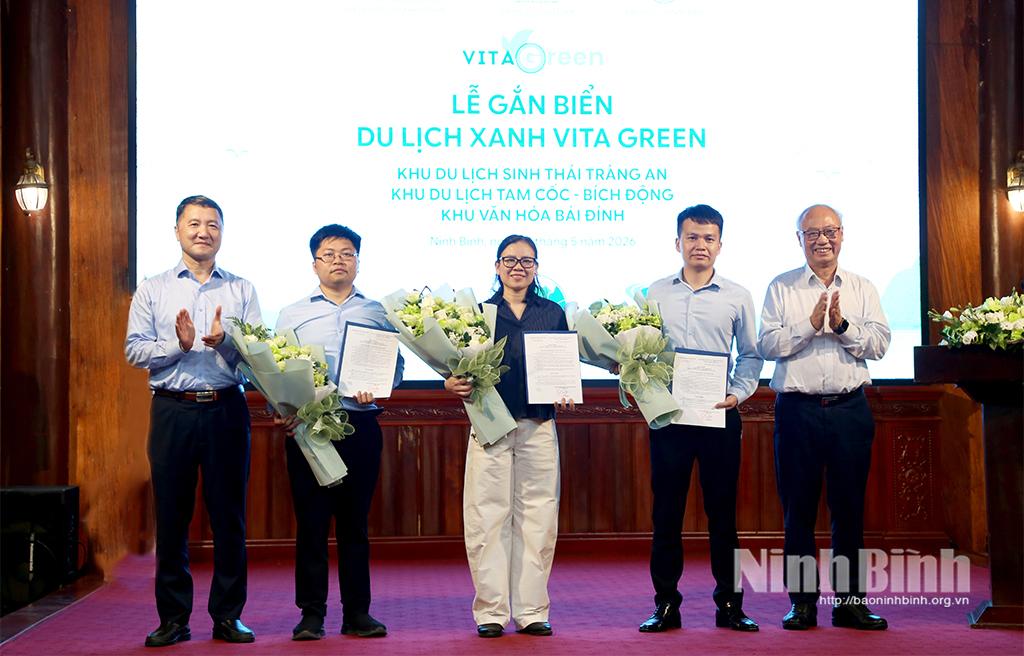 Representatives from the Vietnam Tourism Association, the Ninh Binh Tourism Association, the Ninh Binh Department of Tourism, and related units proceeded to affix the "VITA GREEN - Green Tourism" plaque to four businesses.