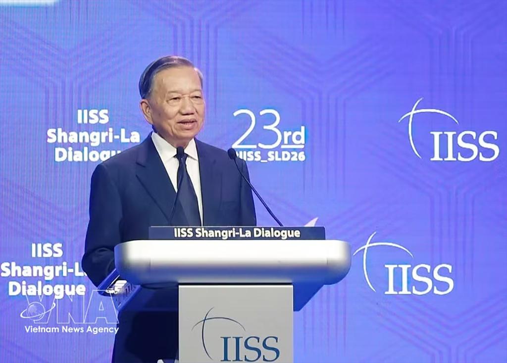General Secretary of the Central Committee of the Communist Party of Vietnam and President of the Socialist Republic of Vietnam To Lam delivers a keynote address at the opening of the 23rd Shangri-La Dialogue in Singapore on May 29. (Photo: VNA)