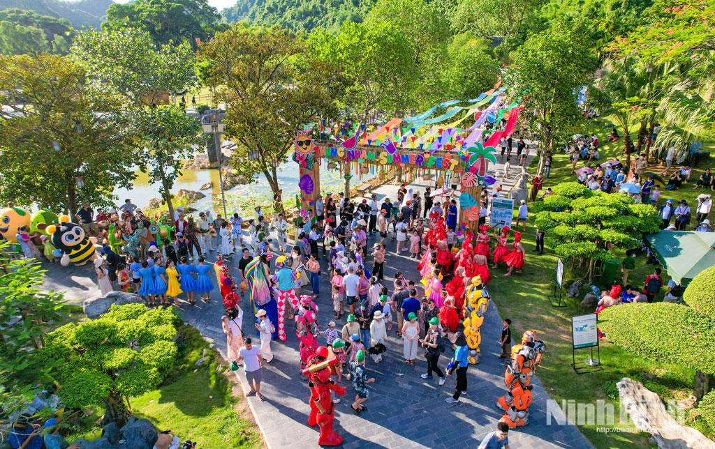 A lively atmosphere at the Carnival of Summer Colours zone.