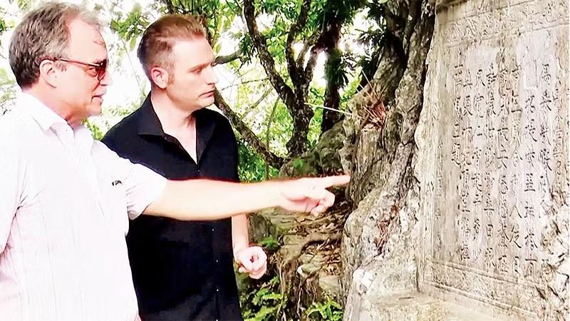 Foreign experts evaluates stone inscription at Non Nuoc mountain.