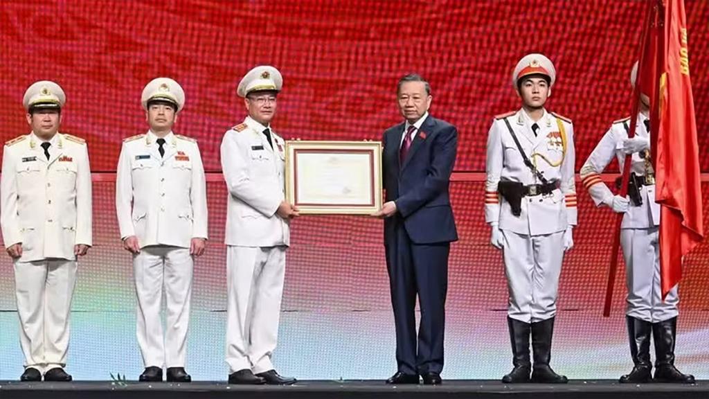 General Secretary and President Lam awards the Gold Star Order to the People's Security Force (Photo: nhandan.vn)