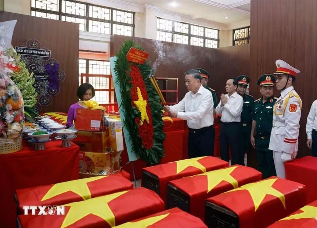 Party General Secretary and State President To Lam offers incense in tribute to fallen heroes and martyrs at Le Thi Rieng Park in Ho Chi Minh City on July 17, 2026. (Photo: VNA)