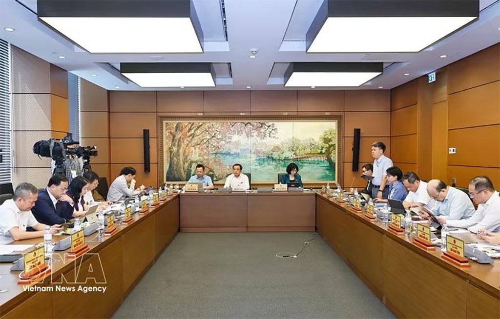 Ha Noi's delegation of National Assembly deputies holds group discussions as part of 16th National Assembly's first extraordinary session on August 4. (Photo: VNA)