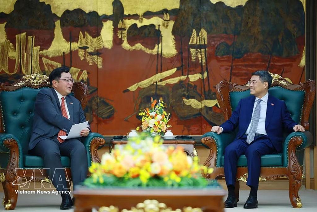 PM Le Minh Hung (R) meets with outgoing Malaysian Ambassador Tan Yang Thai on August 6. (Photo: VNA)