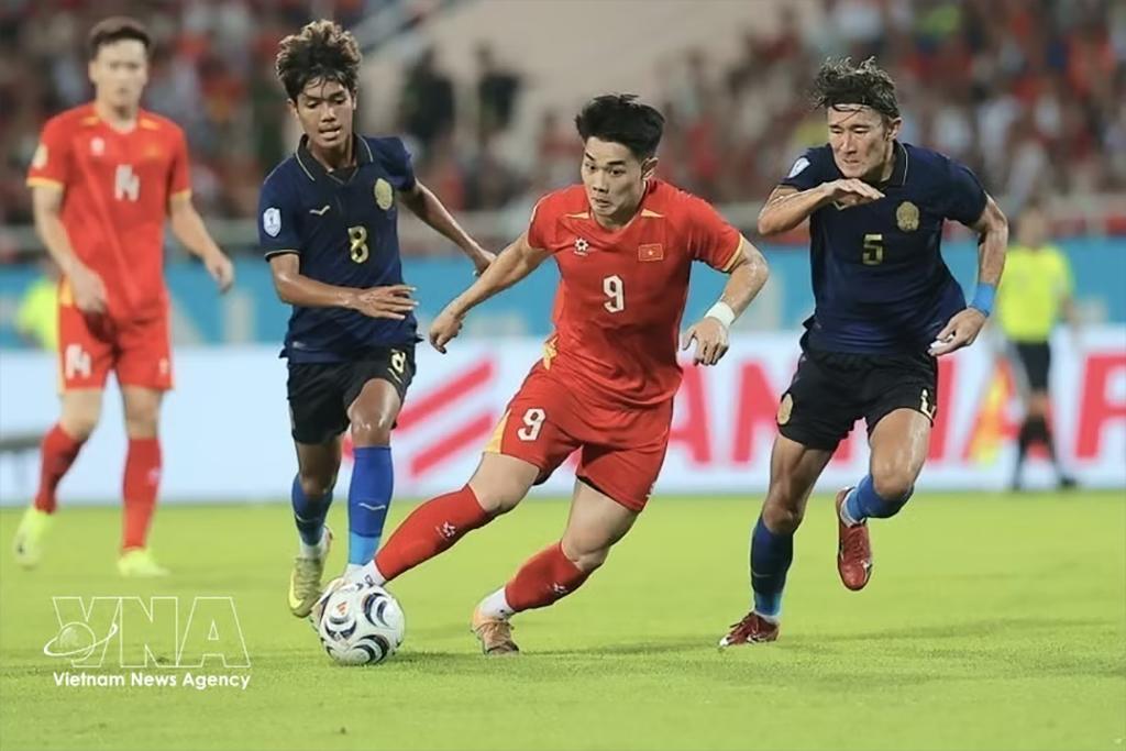 Striker Nguyen Dinh Bac (No. 9) dribbles the ball and opens the scoring for Vietnam in the 18th minute at the match against Cambodia at My Dinh Stadium on August 7. (Photo: VNA)