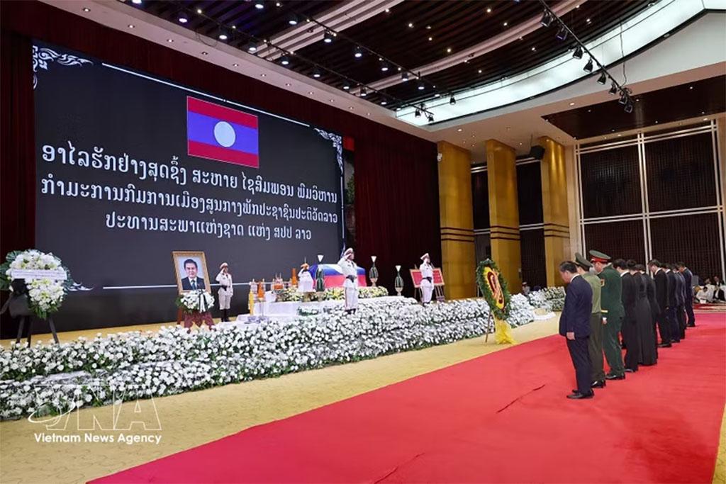 National Assembly Chairman Tran Thanh Man leads a high-ranking delegation of the Party and State of Vietnam to pay tribute to Politburo member and President of the National Assembly of Laos Xaysomphone Phomvihane. (Photo: VNA)