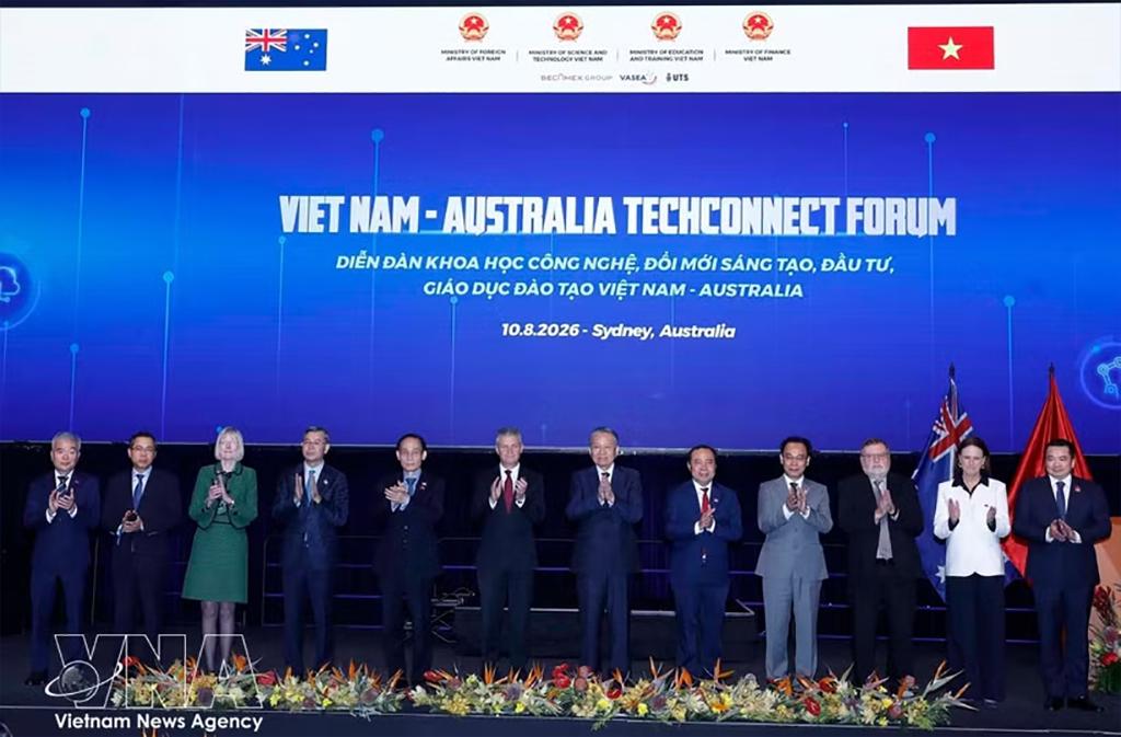 General Secretary of the Communist Party of Vietnam Central Committee and State President To Lam (sixth from right) and delegates at the Vietnam-Australia Techconnect Forum in Sydney on August 10. (Photo: VNA)