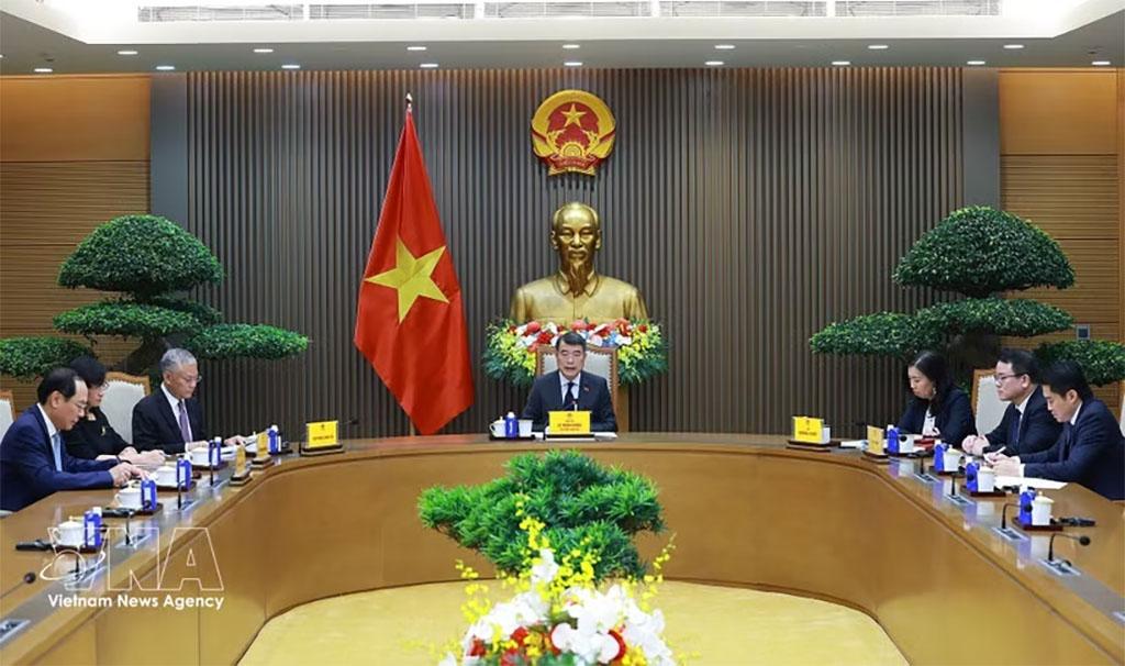 Prime Minister Le Minh Hung (centre) holds high-level phone talks with his Dutch counterpart Rob Jetten on August 11. (Photo: VNA)