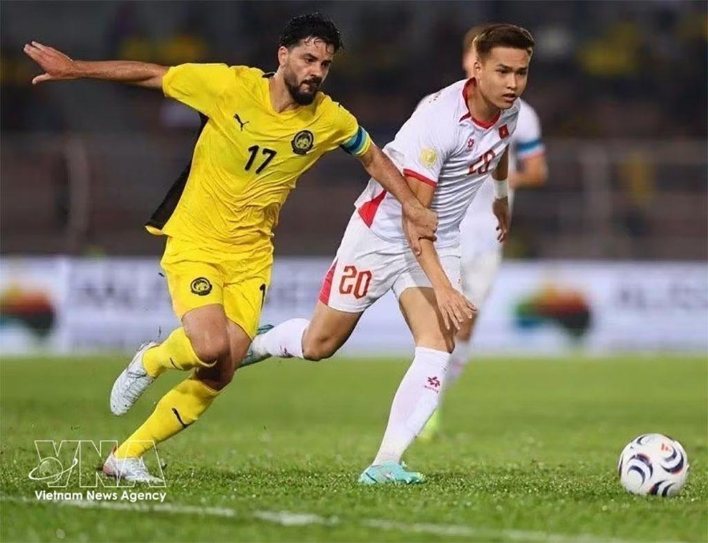 Vietnam’s Bui Hoang Viet Anh (No. 20) challenges Malaysia’s No. 17 as he attempts to break through. (Published by VNA)