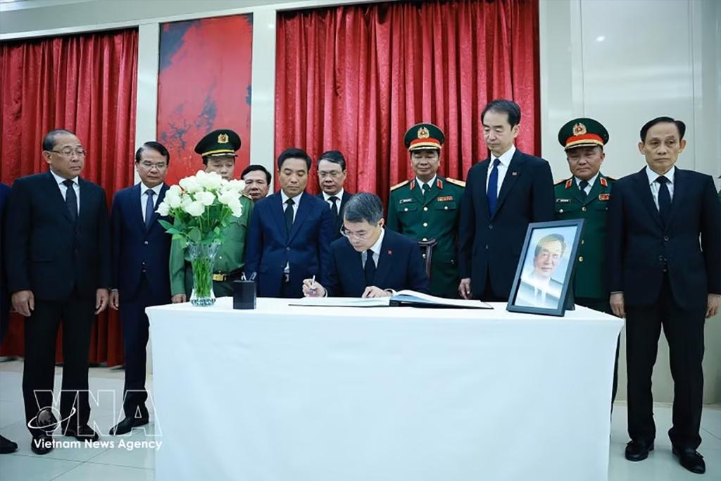 Prime Minister Le Minh Hung writes in the condolence book for former Chinese Premier Zhu Rongji. (Photo: VNA)