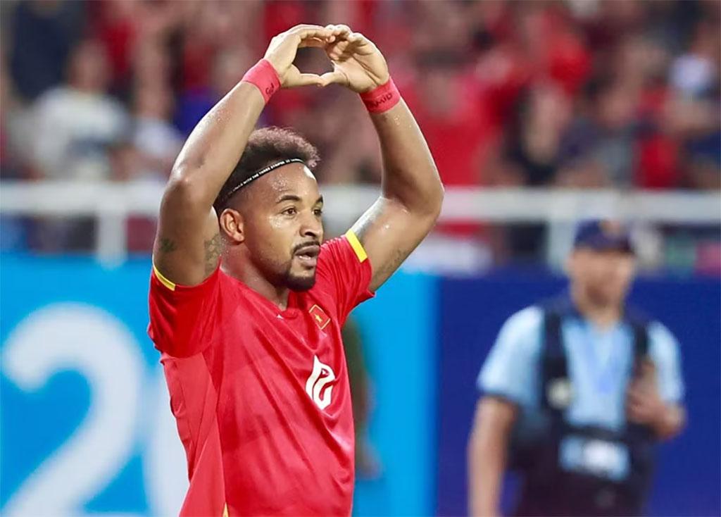 Xuan Son delivers an outstanding performance, scoring two goals in the 63rd and 89th minutes. (Photo: tuoitre.vn)
