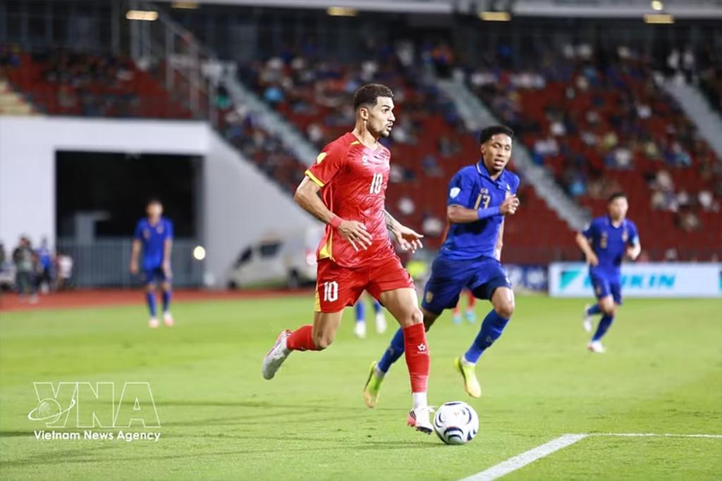 Vietnam’s Hoang Hen (No. 10) battles past a Thai defender. (Photo: VNA)