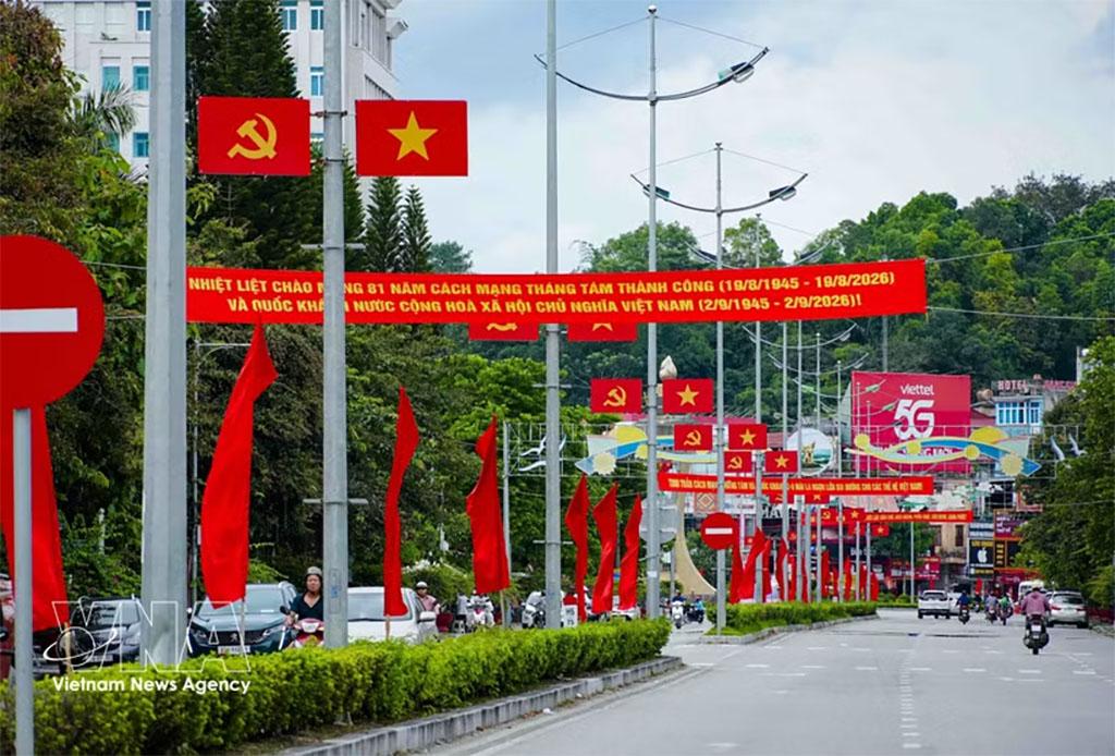 Party flags, national flags, and banners create a festive atmosphere along the streets of Dien Bien Phu ward, Hanoi (Photo: VNA)