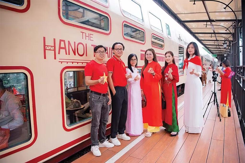 The Hanoi’s “Five City Gates” train is seen as a clear example of how the National Day atmosphere can be incorporated into a tourism product. (Photo: baodautu.vn)