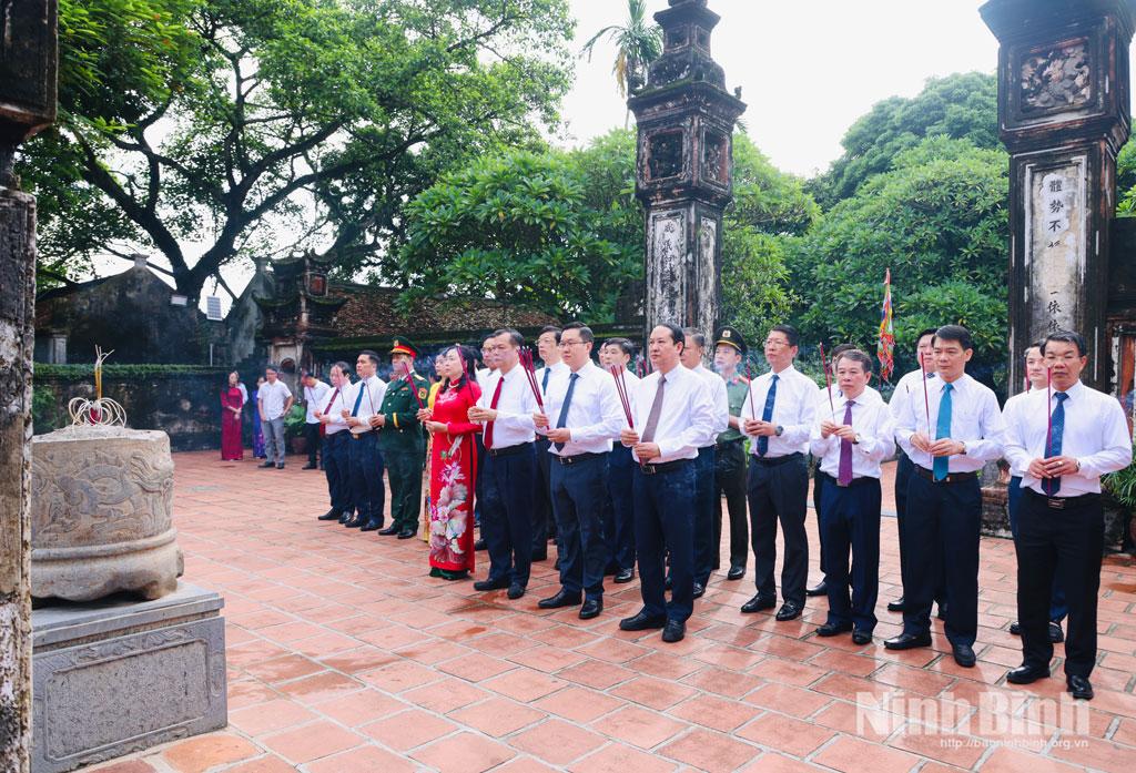 The delegation offer incense at the temples dedicated to King Dinh Tien Hoang and King Le Dai Hanh in Tay Hoa Lu ward.