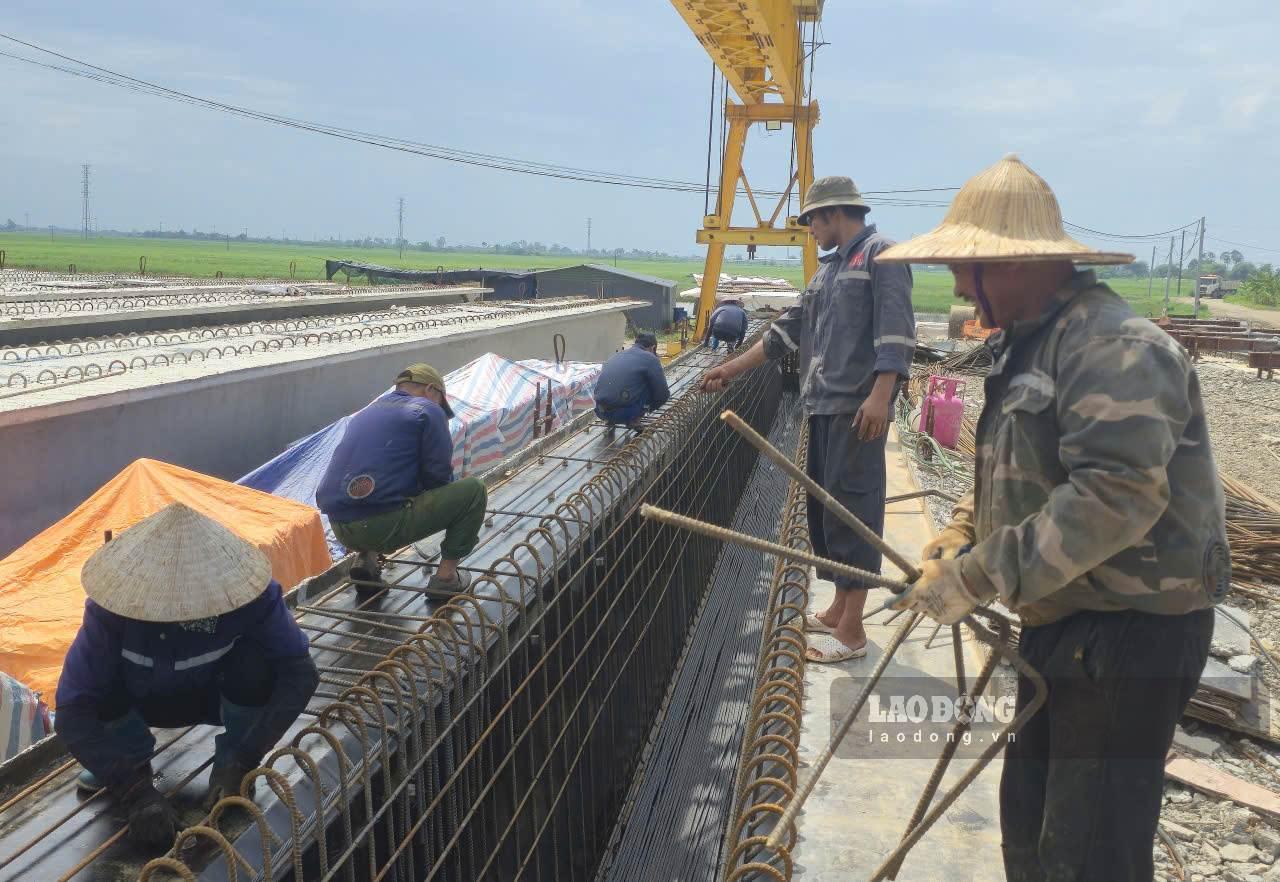 Workers work throughout National Day holiday to speed up construction of Ninh Binh-Hai Phong expressway.