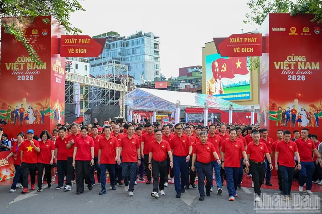 Delegates participate in the programme in Ha Noi on the morning of August 30. (Photo: NDO)