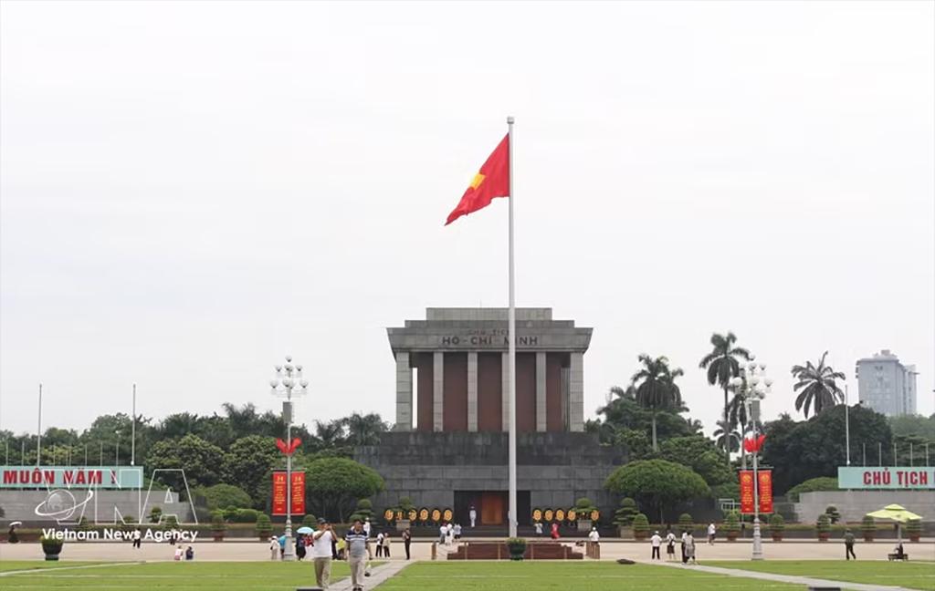 A large number of locals and tourists are visiting Ba Dinh Square these days. (Photo: VNA)